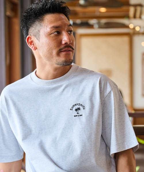 Sunny Smith(サニースミス)の「【SUNNY SMITH】ヤシの木アーチロゴワンポイント刺繍Tシャツ(Tシャツ/カットソー・メンズ・ホワイト/アッシュ/スミクロ・MEDIUM/LARGE)」の13枚目の写真
