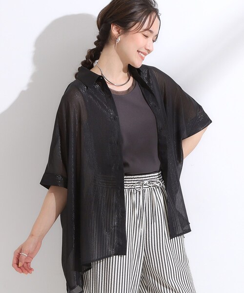 Cutie Blonde（キューティーブロンド）の「大人のシアー感 ラメが華やかな楊柳ポンチョシャツ（シャツ/ブラウス・レディース・ダークブラウン/ブラック/ブルー/ホワイト・00）」の2枚目の写真