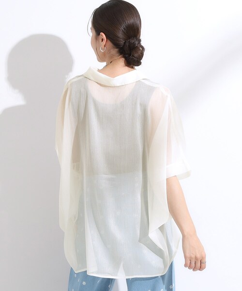 Cutie Blonde（キューティーブロンド）の「大人のシアー感 ラメが華やかな楊柳ポンチョシャツ（シャツ/ブラウス・レディース・ダークブラウン/ブラック/ブルー/ホワイト・00）」の6枚目の写真