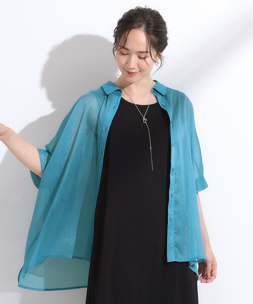 Cutie Blonde（キューティーブロンド）の「大人のシアー感 ラメが華やかな楊柳ポンチョシャツ（シャツ/ブラウス・レディース・ダークブラウン/ブラック/ブルー/ホワイト・00）」の17枚目の写真