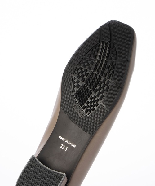 晴雨兼用スクエアプレートモチーフパンプス（パンプス