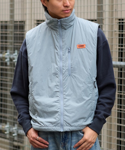 UNIVERSAL OVERALL（ユニバーサルオーバーオール）の「INSULATION ZIPUP VEST（ベスト・メンズ・ベージュ/ライトブルーグレー/ブラック・MEDIUM/LARGE）」の2枚目の写真