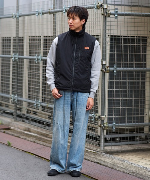 UNIVERSAL OVERALL（ユニバーサルオーバーオール）の「INSULATION ZIPUP VEST（ベスト・メンズ・ベージュ/ライトブルーグレー/ブラック・MEDIUM/LARGE）」の9枚目の写真