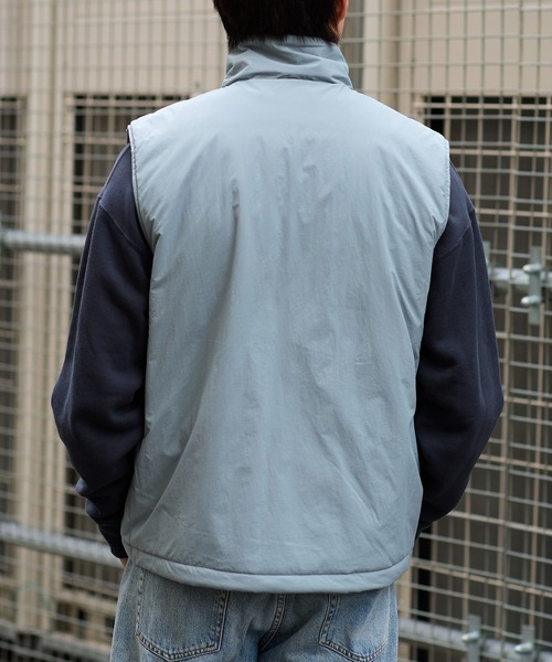 UNIVERSAL OVERALL（ユニバーサルオーバーオール）の「INSULATION ZIPUP VEST（ベスト・メンズ・ベージュ/ライトブルーグレー/ブラック・MEDIUM/LARGE）」の17枚目の写真