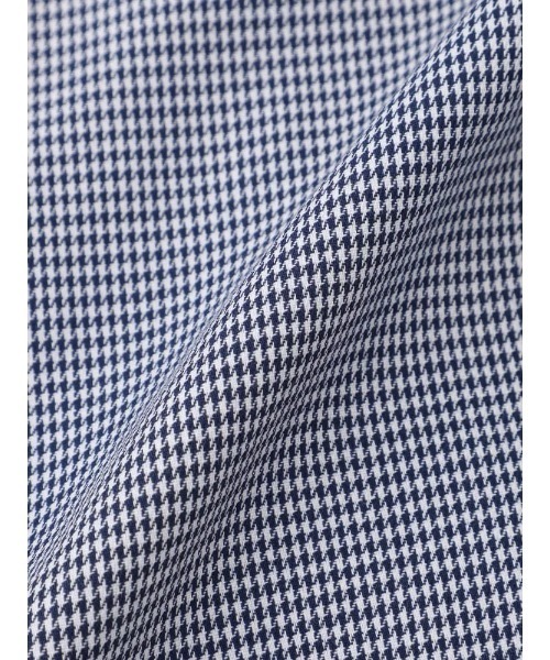 Perfect Suit FActory(パーフェクトスーツファクトリー)の「【ノンアイロン】長袖ワイシャツ【クラシコ】先染め千鳥柄 ネイビー(ビジネスシャツ・メンズ・ネイビー・首回り41cm-裄丈84cm/首回り39cm-裄丈82cm/首回り43cm-裄丈86cm/首回り37cm-裄丈80cm)」の2枚目の写真