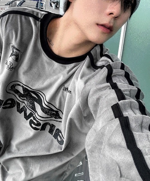 COSYHARU(コシハル)の「フェレンディベロアトラックラウンド長袖Tシャツ(Tシャツ/カットソー・メンズ・ネイビー/シルバー/クリーム/ブラック・FREE)」の15枚目の写真