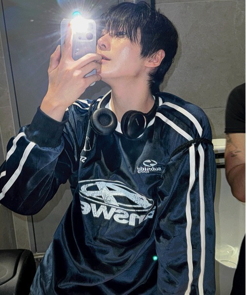 COSYHARU(コシハル)の「フェレンディベロアトラックラウンド長袖Tシャツ(Tシャツ/カットソー・メンズ・ネイビー/シルバー/クリーム/ブラック・FREE)」の22枚目の写真