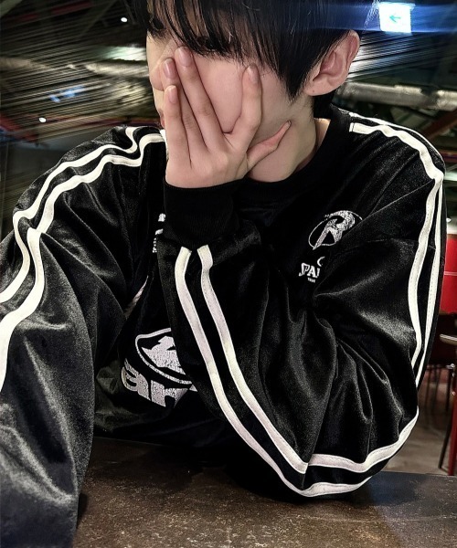 COSYHARU(コシハル)の「フェレンディベロアトラックラウンド長袖Tシャツ(Tシャツ/カットソー・メンズ・ネイビー/シルバー/クリーム/ブラック・FREE)」の8枚目の写真
