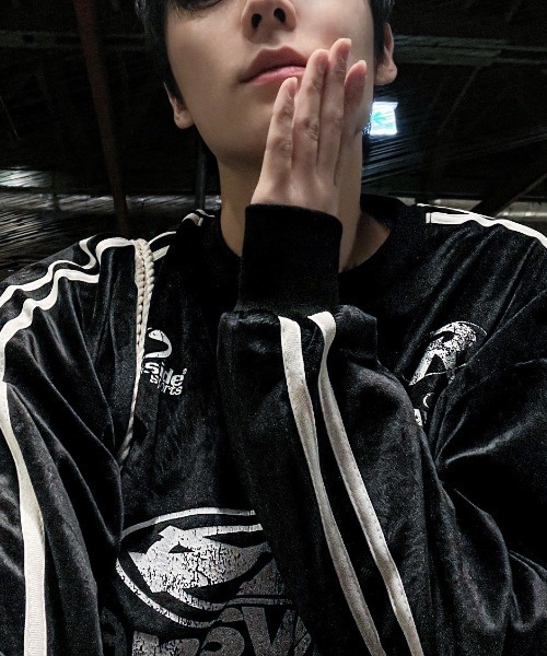 COSYHARU(コシハル)の「フェレンディベロアトラックラウンド長袖Tシャツ(Tシャツ/カットソー・メンズ・ネイビー/シルバー/クリーム/ブラック・FREE)」の9枚目の写真