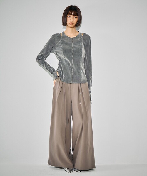 UNITED TOKYO（ユナイテッドトウキョウ）の「《完売間近！》スリットネックベロアプルオーバー｜ウォッシャブル/ストレッチ/細見え/カットアウト/秋服（Tシャツ/カットソー・レディース・ブラック/グレー/ブルー・FREE）」の4枚目の写真