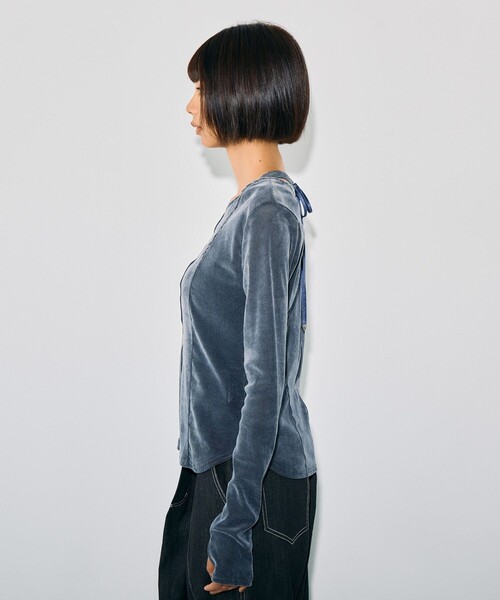 UNITED TOKYO（ユナイテッドトウキョウ）の「《完売間近！》スリットネックベロアプルオーバー｜ウォッシャブル/ストレッチ/細見え/カットアウト/秋服（Tシャツ/カットソー・レディース・ブラック/グレー/ブルー・FREE）」の11枚目の写真