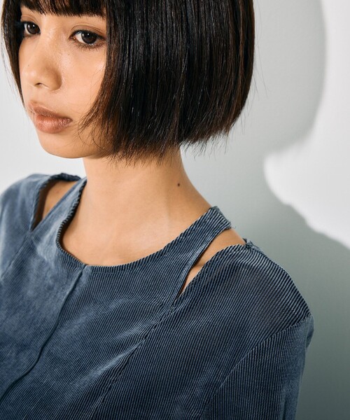 UNITED TOKYO（ユナイテッドトウキョウ）の「《完売間近！》スリットネックベロアプルオーバー｜ウォッシャブル/ストレッチ/細見え/カットアウト/秋服（Tシャツ/カットソー・レディース・ブラック/グレー/ブルー・FREE）」の14枚目の写真