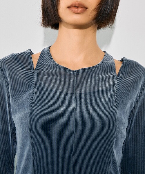 UNITED TOKYO（ユナイテッドトウキョウ）の「《完売間近！》スリットネックベロアプルオーバー｜ウォッシャブル/ストレッチ/細見え/カットアウト/秋服（Tシャツ/カットソー・レディース・ブラック/グレー/ブルー・FREE）」の15枚目の写真