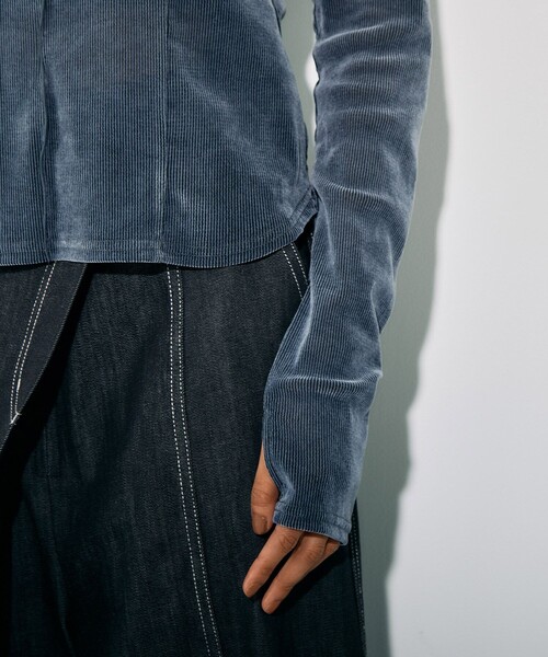 UNITED TOKYO（ユナイテッドトウキョウ）の「《完売間近！》スリットネックベロアプルオーバー｜ウォッシャブル/ストレッチ/細見え/カットアウト/秋服（Tシャツ/カットソー・レディース・ブラック/グレー/ブルー・FREE）」の6枚目の写真