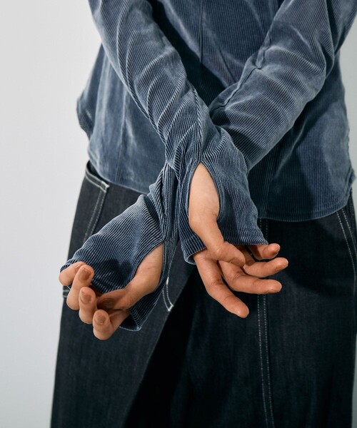 UNITED TOKYO（ユナイテッドトウキョウ）の「《完売間近！》スリットネックベロアプルオーバー｜ウォッシャブル/ストレッチ/細見え/カットアウト/秋服（Tシャツ/カットソー・レディース・ブラック/グレー/ブルー・FREE）」の7枚目の写真