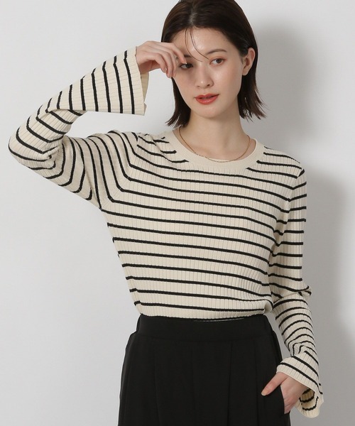 LAKOLE(ラコレ)の「12ゲージ袖配色ニット / 575972(ニット/セーター・レディース・モカ/ホワイト×ブラック/ブラック/ブルー・FREE)」の2枚目の写真