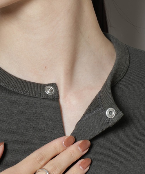 ORCIVAL（オーシバル）の「ORCIVAL/CREW NECK CARDIGAN（カーディガン/ボレロ・レディース・ダークグレー/ベージュ系その他・2）」の5枚目の写真
