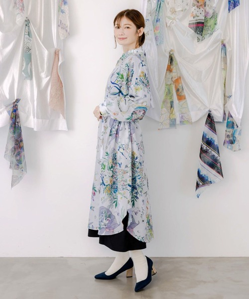 ScoLar（スカラー）の「ScoLar(スカラー) 星座と花束柄シャツワンピース（シャツワンピース・レディース・ブラック/グレー・MEDIUM）」の4枚目の写真
