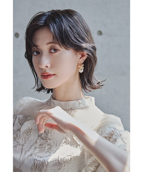 niana(ニアナ)の「メタルフラワーパールイヤリング ゴールド シルバー 結婚式 二次会 同窓会 成人式 パーティー お呼ばれ オケージョン フォーマル(イヤリング・レディース・シルバー/ゴールド・FREE)」の4枚目の写真