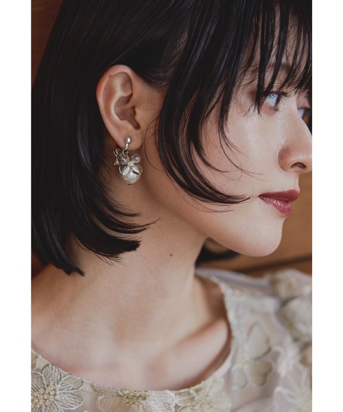 niana(ニアナ)の「メタルフラワーパールイヤリング ゴールド シルバー 結婚式 二次会 同窓会 成人式 パーティー お呼ばれ オケージョン フォーマル(イヤリング・レディース・シルバー/ゴールド・FREE)」の7枚目の写真
