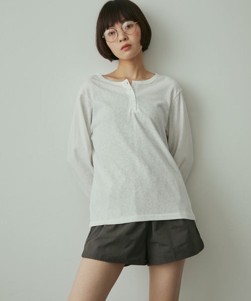 full/fill.(フルフィル)の「henly neck loose T / ヘンリーネックルーズT(Tシャツ/カットソー・レディース・ネイビー/オフホワイト・FREE)」の6枚目の写真