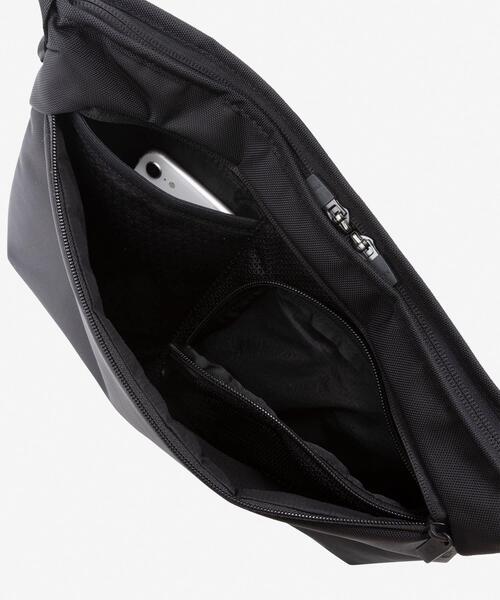 THE NORTH FACE（ザノースフェイス）の「THE NORTH FACE　Shuttle Shoulder Pouch（ショルダーバッグ・メンズ・ブラック・ONE）」の4枚目の写真