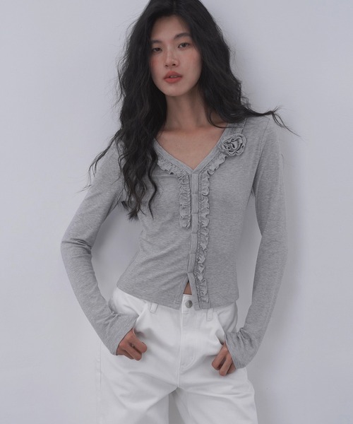 EIGHTHMONTH(エイスマンス)の「フリルラインVネックトップス EM26s005【EIGHTHMONTH】(Tシャツ/カットソー・レディース・ブラウン/グレー・S/M)」の1枚目の写真
