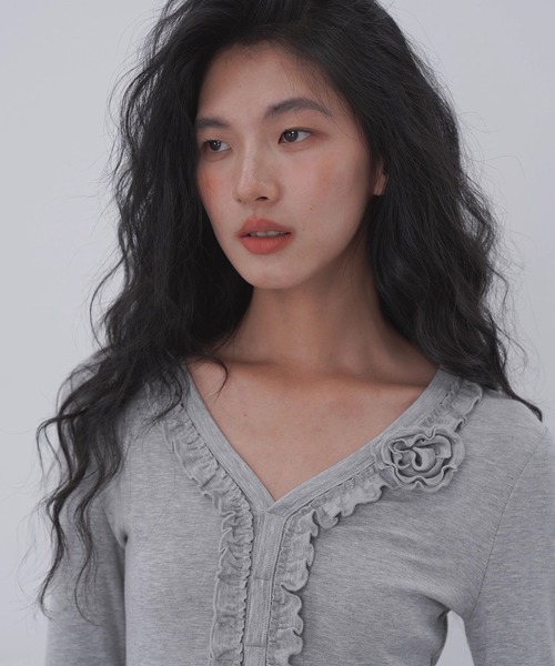 EIGHTHMONTH(エイスマンス)の「フリルラインVネックトップス EM26s005【EIGHTHMONTH】(Tシャツ/カットソー・レディース・ブラウン/グレー・S/M)」の5枚目の写真