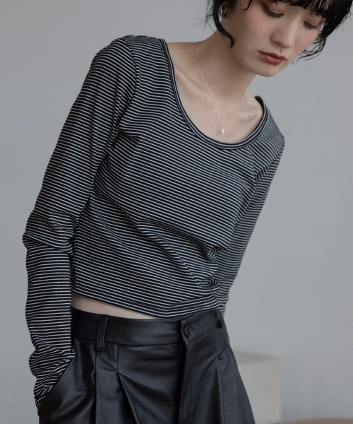 VACANCY(ヴァカンシー)の「ざっくりUネッククロップド丈トップス(Tシャツ/カットソー・レディース・アイボリー/ブラック/ブラウン/チャコールグレー・FREE)」の3枚目の写真