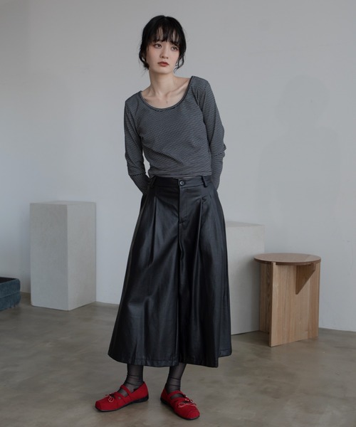 VACANCY(ヴァカンシー)の「ざっくりUネッククロップド丈トップス(Tシャツ/カットソー・レディース・アイボリー/ブラック/ブラウン/チャコールグレー・FREE)」の9枚目の写真