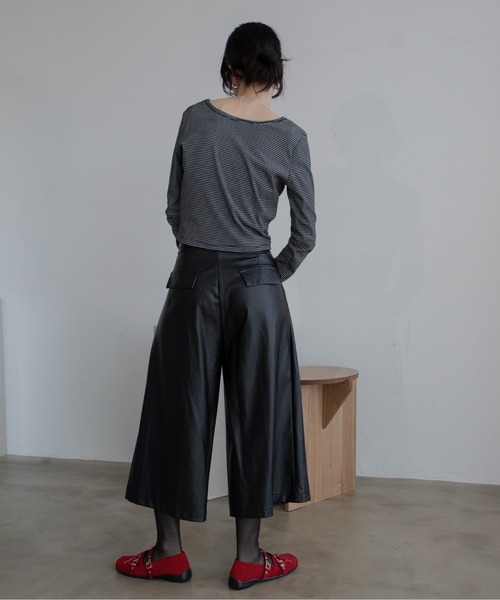 VACANCY(ヴァカンシー)の「ざっくりUネッククロップド丈トップス(Tシャツ/カットソー・レディース・アイボリー/ブラック/ブラウン/チャコールグレー・FREE)」の8枚目の写真