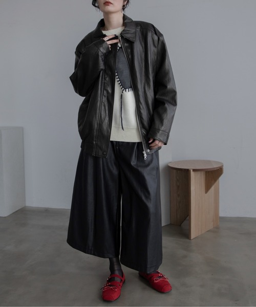 VACANCY(ヴァカンシー)の「ざっくりUネッククロップド丈トップス(Tシャツ/カットソー・レディース・アイボリー/ブラック/ブラウン/チャコールグレー・FREE)」の6枚目の写真