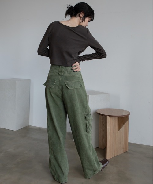 VACANCY(ヴァカンシー)の「ざっくりUネッククロップド丈トップス(Tシャツ/カットソー・レディース・アイボリー/ブラック/ブラウン/チャコールグレー・FREE)」の21枚目の写真