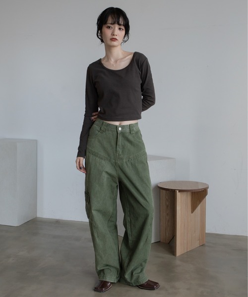 VACANCY(ヴァカンシー)の「ざっくりUネッククロップド丈トップス(Tシャツ/カットソー・レディース・アイボリー/ブラック/ブラウン/チャコールグレー・FREE)」の22枚目の写真