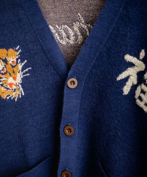 KRIFF MAYER（クリフメイヤー）の「KRIFF MAYER クリフメイヤー もちのび虎刺繍Vネックニットカーディガン 2523100（カーディガン/ボレロ・メンズ・ブルー/ブラック/ベージュ/カーキ・XL/L/M）」の7枚目の写真