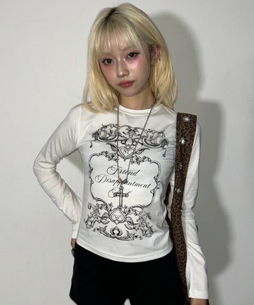 .KOM(ドットコム)の「A'GEM/9 × .kom 『.KOM/ドットケーオーエム』Gothic Frame Print Long Sleeve/ゴシックフレームプリントロングスリーブ(Tシャツ/カットソー・レディース・アイボリー/ブラック・FREE)」の2枚目の写真