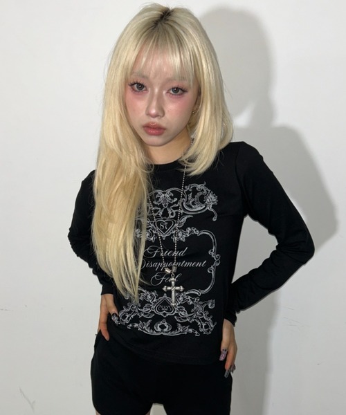 .KOM(ドットコム)の「A'GEM/9 × .kom 『.KOM/ドットケーオーエム』Gothic Frame Print Long Sleeve/ゴシックフレームプリントロングスリーブ(Tシャツ/カットソー・レディース・アイボリー/ブラック・FREE)」の1枚目の写真