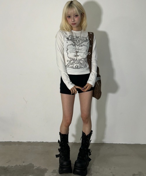 .KOM(ドットコム)の「A'GEM/9 × .kom 『.KOM/ドットケーオーエム』Gothic Frame Print Long Sleeve/ゴシックフレームプリントロングスリーブ(Tシャツ/カットソー・レディース・アイボリー/ブラック・FREE)」の4枚目の写真