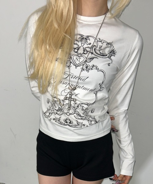 .KOM(ドットコム)の「A'GEM/9 × .kom 『.KOM/ドットケーオーエム』Gothic Frame Print Long Sleeve/ゴシックフレームプリントロングスリーブ(Tシャツ/カットソー・レディース・アイボリー/ブラック・FREE)」の3枚目の写真