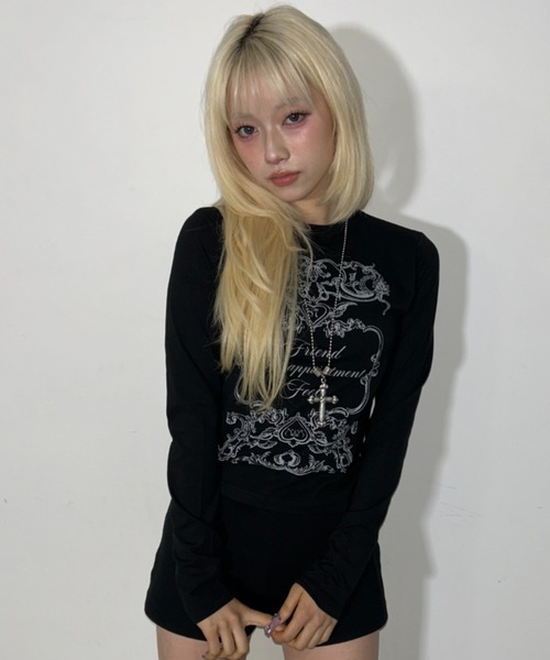 .KOM(ドットコム)の「A'GEM/9 × .kom 『.KOM/ドットケーオーエム』Gothic Frame Print Long Sleeve/ゴシックフレームプリントロングスリーブ(Tシャツ/カットソー・レディース・アイボリー/ブラック・FREE)」の8枚目の写真