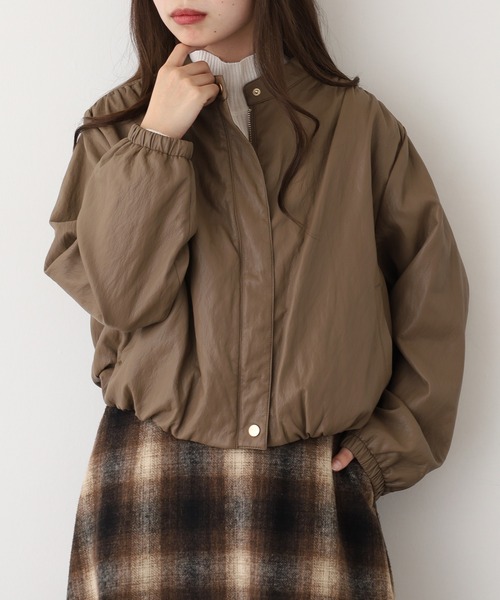 Anna Nicola(アンナニコラ)の「Anna Nicola フェイクレザーブルゾン(ノーカラージャケット・レディース・ブラック/モカ・38)」の1枚目の写真