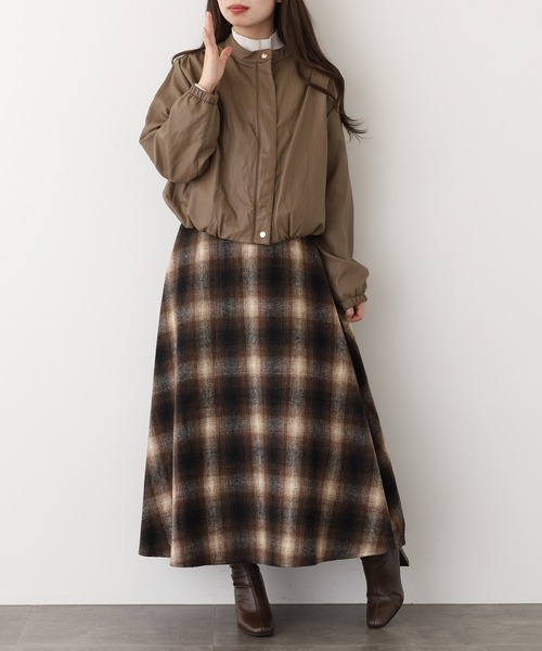 Anna Nicola(アンナニコラ)の「Anna Nicola フェイクレザーブルゾン(ノーカラージャケット・レディース・ブラック/モカ・38)」の11枚目の写真
