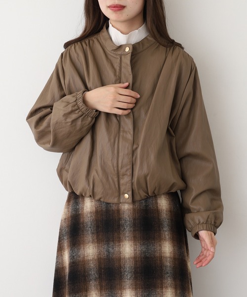 Anna Nicola(アンナニコラ)の「Anna Nicola フェイクレザーブルゾン(ノーカラージャケット・レディース・ブラック/モカ・38)」の7枚目の写真