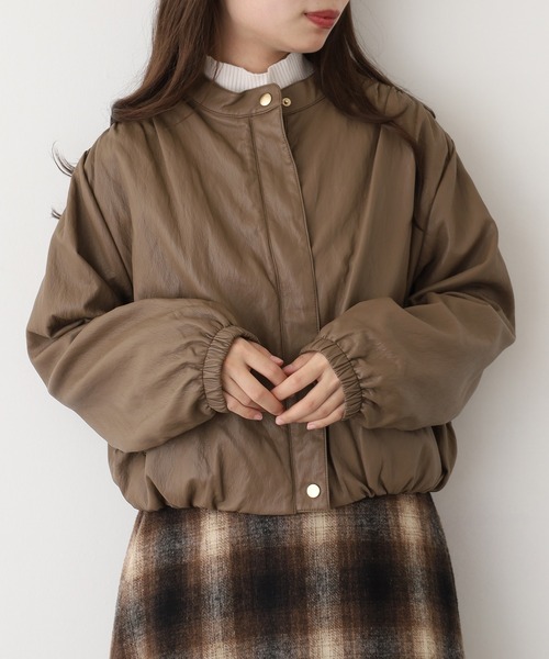 Anna Nicola(アンナニコラ)の「Anna Nicola フェイクレザーブルゾン(ノーカラージャケット・レディース・ブラック/モカ・38)」の8枚目の写真