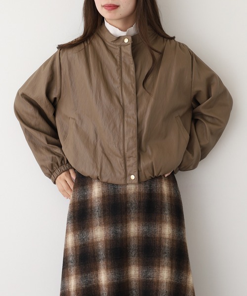 Anna Nicola(アンナニコラ)の「Anna Nicola フェイクレザーブルゾン(ノーカラージャケット・レディース・ブラック/モカ・38)」の9枚目の写真