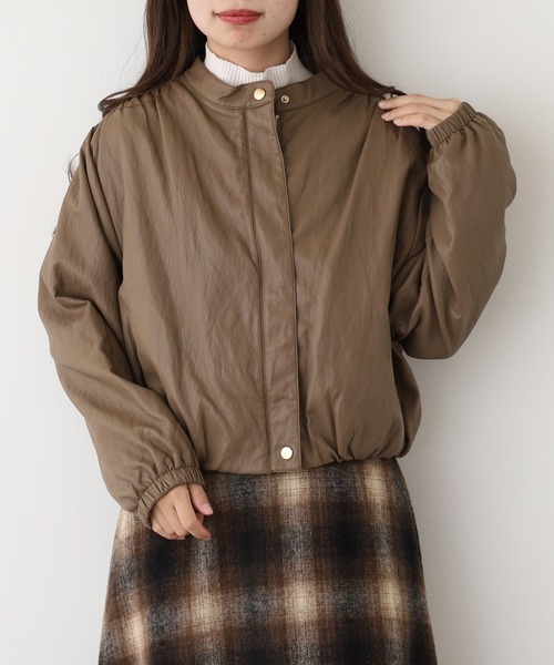 Anna Nicola(アンナニコラ)の「Anna Nicola フェイクレザーブルゾン(ノーカラージャケット・レディース・ブラック/モカ・38)」の10枚目の写真