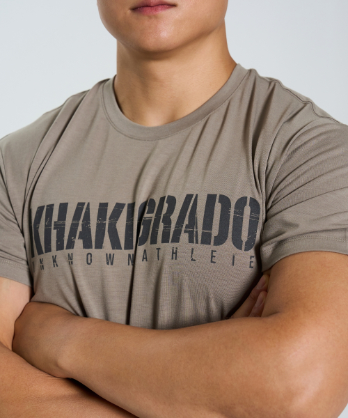 KHAKI GRADO（カーキグラド）の「K.A.G シグネチャー1 スタンダードフィット 半袖Tシャツ (デザートカーキ)（Tシャツ/カットソー・メンズ・その他・XX-LARGE/MEDIUM/LARGE/X-LARGE）」の3枚目の写真