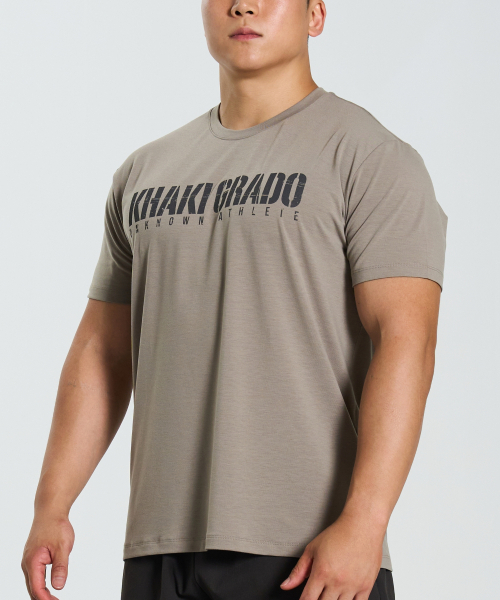 KHAKI GRADO（カーキグラド）の「K.A.G シグネチャー1 スタンダードフィット 半袖Tシャツ (デザートカーキ)（Tシャツ/カットソー・メンズ・その他・XX-LARGE/MEDIUM/LARGE/X-LARGE）」の4枚目の写真