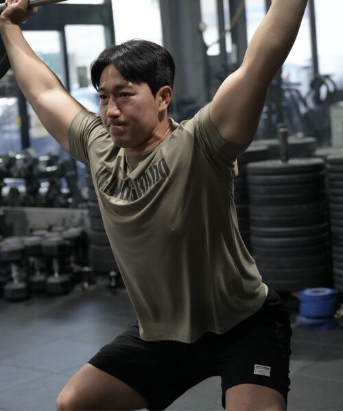 KHAKI GRADO（カーキグラド）の「K.A.G シグネチャー1 スタンダードフィット 半袖Tシャツ (デザートカーキ)（Tシャツ/カットソー・メンズ・その他・XX-LARGE/MEDIUM/LARGE/X-LARGE）」の6枚目の写真