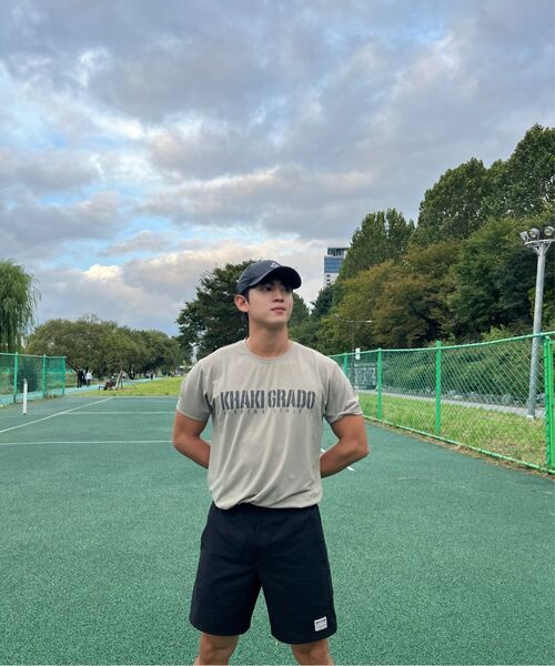 KHAKI GRADO（カーキグラド）の「K.A.G シグネチャー1 スタンダードフィット 半袖Tシャツ (デザートカーキ)（Tシャツ/カットソー・メンズ・その他・XX-LARGE/MEDIUM/LARGE/X-LARGE）」の2枚目の写真